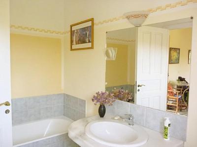 纳克索乔拉Katzilieris Country House的浴室配有盥洗盆、镜子和浴缸