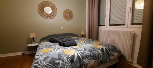 敦刻尔克Appartement Centre ville proche gare的一间卧室配有一张带花卉棉被的床
