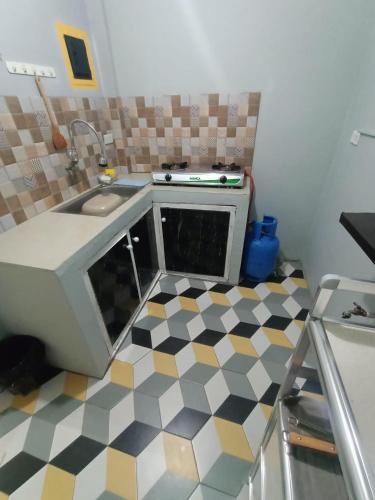 甲万那端DJCI Apartelle with kitchen n bath 105-104的一间带水槽和 ⁇ 板的厨房