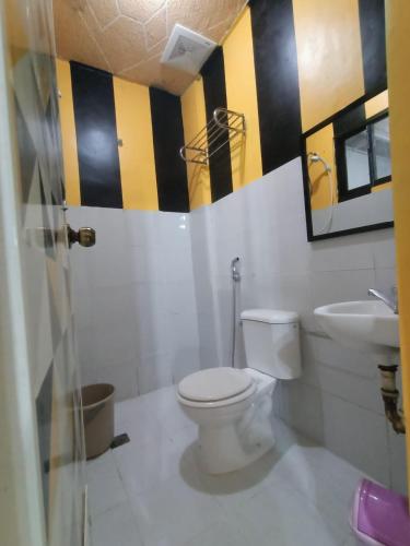 甲万那端DJCI Apartelle with kitchen n bath 105-104的浴室配有白色卫生间和盥洗盆。