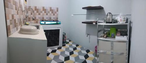 甲万那端DJCI Apartelle with kitchen n bath 105-104的一间铺有 ⁇ 制地板的小厨房