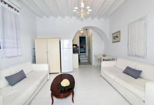 阿莫尔戈斯Thomas Traditional House in Chora的客厅配有白色家具和吊灯。