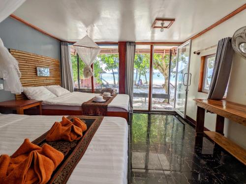瓜隆岛普拉维塔度假酒店的酒店客房设有两张床和窗户。