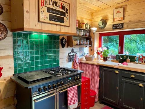 斯帕Chalet du praillage的小屋内的厨房配有炉灶烤箱