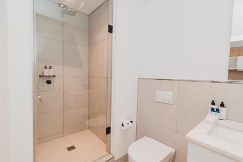 开普敦Bridgewater Apartments by Century City Hotels的带淋浴、卫生间和盥洗盆的浴室