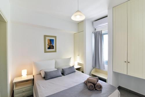 阿莫尔戈斯Thomas Apartments in Katapola的卧室配有白色的床和2个枕头
