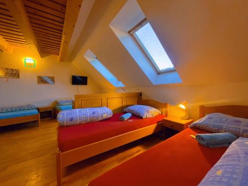 米库洛夫Alva Pension 1的阁楼卧室设有两张床和天窗