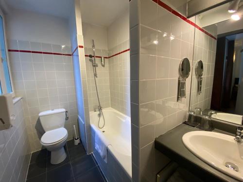 卡斯特尔Le Miredames Hôtel-Bar的浴室配有卫生间、淋浴和盥洗盆。
