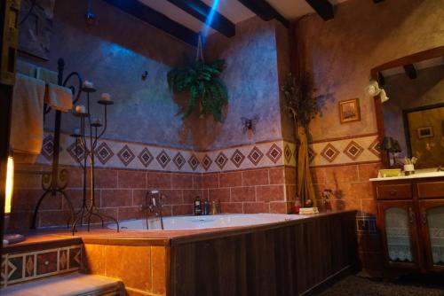 曼萨纳雷斯-埃尔雷亚尔Lantica roccia的一间大浴室,内设一个大浴缸