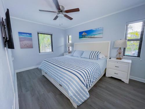 迈阿密Great Stay in South Florida! -D-Centrally located的一间卧室配有一张床和吊扇