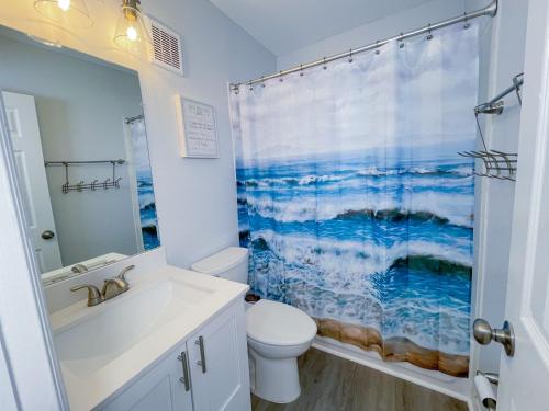 迈阿密Great Stay in South Florida! -D-Centrally located的浴室设有白色卫生间和淋浴帘。