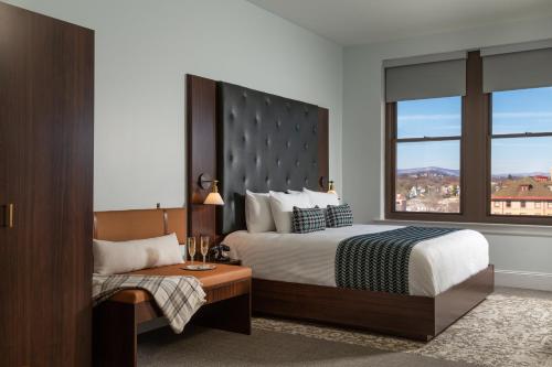 罗阿诺The Liberty Trust的酒店客房设有床和窗户。