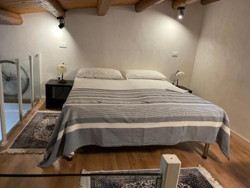 Casa CriscioneProfumo D'arancio B&B a Pedalino的一间卧室,卧室内配有一张大床