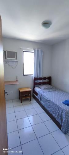 马塞约Residencial Maravilha - Poço的卧室配有1张床,铺有瓷砖地板。