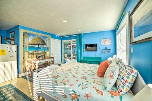 巴拿马城海滩PCB Studio with Private Patio Steps to Beach!的蓝色卧室配有一张床,享有海景