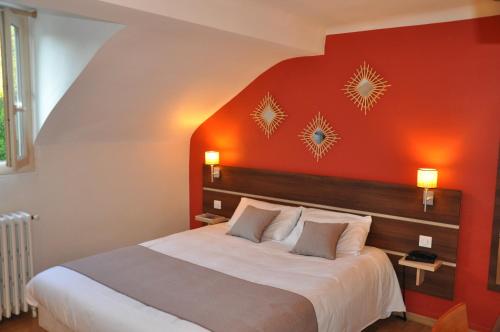 Logis Loire Hotel - Les Cocottes Restaurant客房内的一张或多张床位