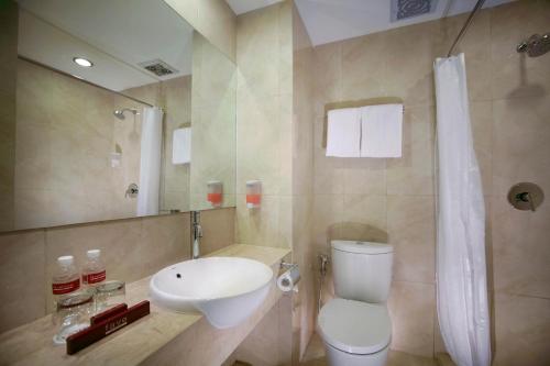 万隆超级广场费屋酒店 的浴室配有卫生间、盥洗盆和淋浴。