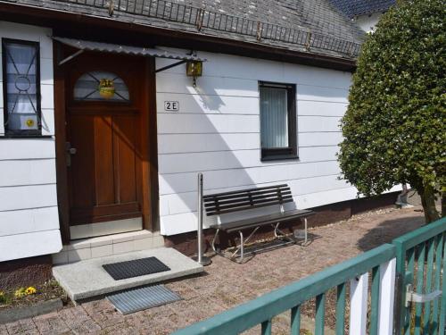 贝斯特维希Holiday home in Ramsbeck with garden的门,门到房子前面有长凳