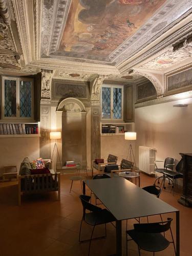 布雷西亚Intero Appartamento. San Giovanni Uno的一间带桌椅的天花板客房