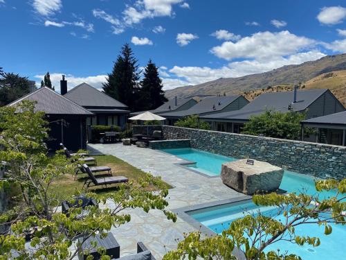 Cardrona Mountain Villa内部或周边的泳池