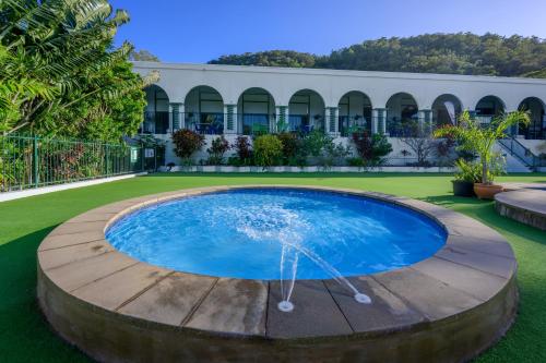耐莉湾曼德勒阿马鲁度假村的庭院中间带喷泉的游泳池