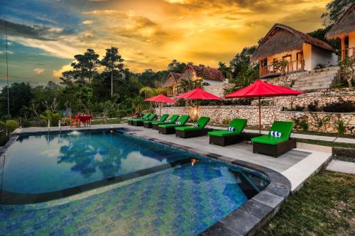 珀尼达岛NG Sweet Home的一个带绿色椅子和红色遮阳伞的度假游泳池
