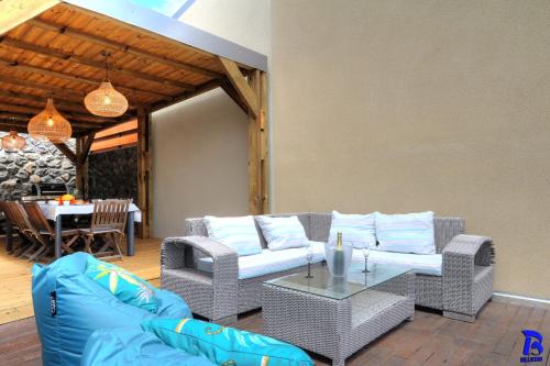 Villa LM ROQ, classée 4 étoiles, piscine, Mont Roquefeuil, 6 adultes et 2 enfants的休息区