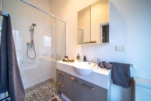 阿德莱德Archer St Heart of North Adelaide Balcony 65TV的一间带水槽和淋浴的浴室