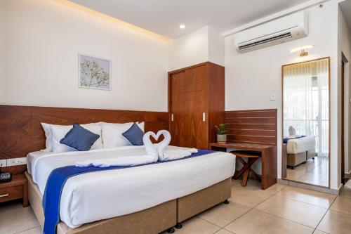 瓦亚纳德Oshin Hotel的一间卧室配有一张大床和一张书桌