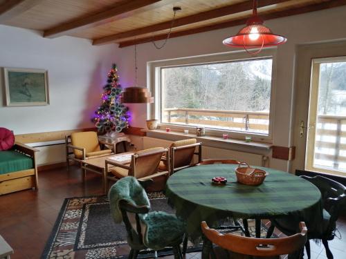 拉特西House Nordika的客厅配有桌子和圣诞树