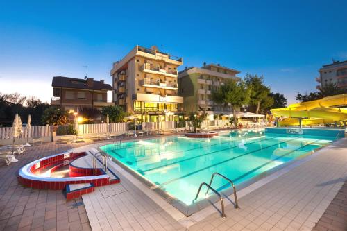 米萨诺阿德里亚蒂科Hotel Caravel B&B的一个大型游泳池,酒店背景