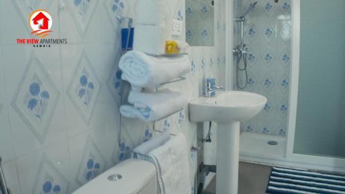 BrusubiThe View Apartments的浴室配有盥洗盆、卫生间和浴缸。
