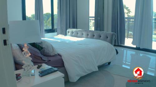 BrusubiThe View Apartments的一间卧室配有一张床和一张带台灯的桌子