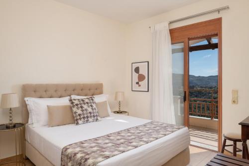 特里欧皮特拉Triopetra Luxury Villas Panagia的一间卧室设有一张床和一个阳台