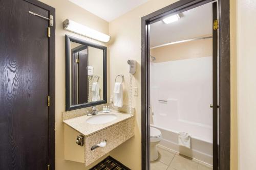 克洛维斯克洛维斯品质旅馆的一间带水槽和卫生间的浴室