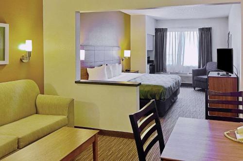埃尔帕索大学品质酒店的酒店客房配有床、沙发和桌子。