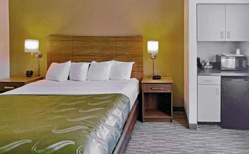 埃尔帕索大学品质酒店的酒店客房设有一张大床和一个厨房。