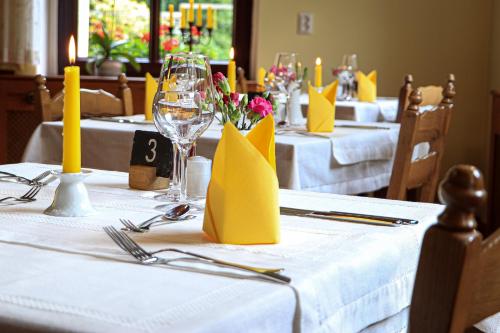 巴特尚道Hotel Waldhäusel的一组带有黄色餐巾和蜡烛的桌子