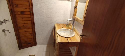 佩休尼亚镇El susurro的一间带木制水槽和镜子的浴室