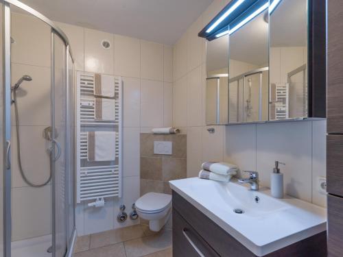 蒂罗尔-基希贝格Apartment Sunnyside Premium by Alpine Host Helpers的一间带水槽、淋浴和卫生间的浴室