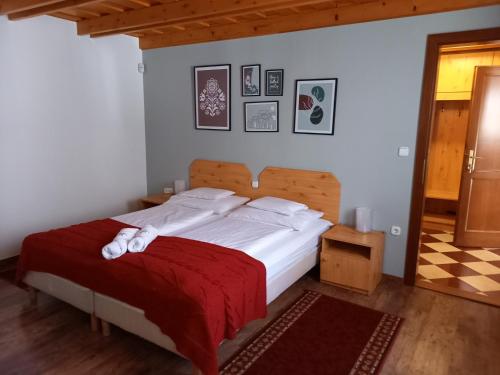 维拉尼柏龙布尔姆文德哈兹酒店的一间卧室配有一张带红色毯子的大床
