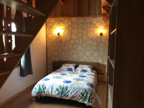 Saint-Quentin-Lamotte-Croix-au-BaillyLe chalet的一间卧室,床上摆放着蓝色鲜花