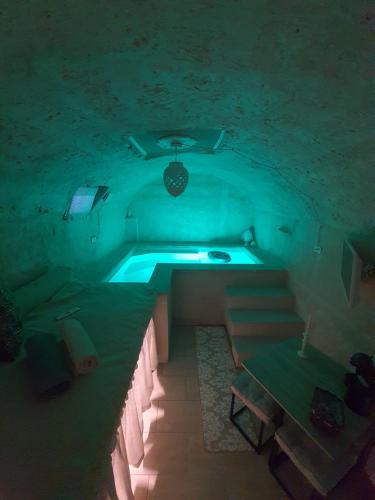 莱切Il Casale dei Principi的带床的房间和游泳池