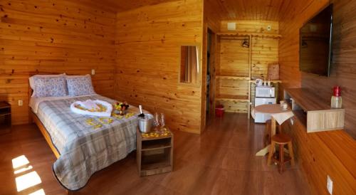 乌鲁比西Amanhecer na Serra的小木屋内一间卧室,配有一张床