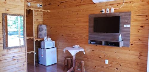 乌鲁比西Amanhecer na Serra的客厅设有木墙和平面电视