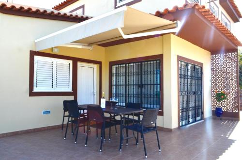 曼塔罗塔Villa ELTAEL - Daniel Apartment - Warm pool until 5 Nov 2024的一间带桌椅的用餐室