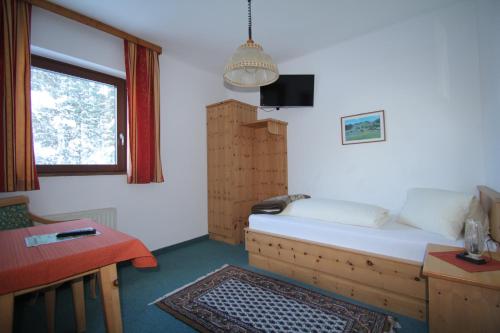 巴德小基希海姆休伯特舒夫旅馆的小房间设有床和窗户