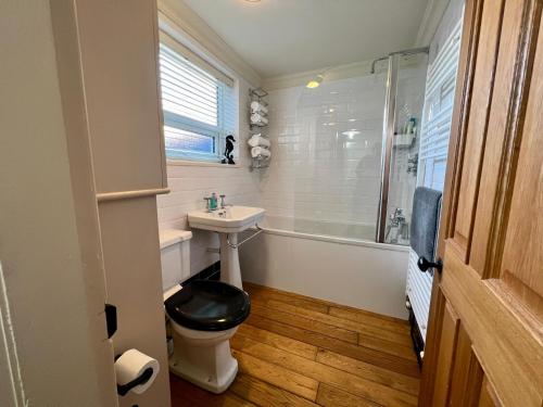 克利索普斯Mill Cottage, New Refurbished, 2 Bed, Cleethorpes的浴室配有卫生间、盥洗盆和浴缸。