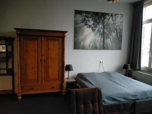 芬洛欧普德伯格酒店的卧室配有一张床,墙上挂着一幅大画