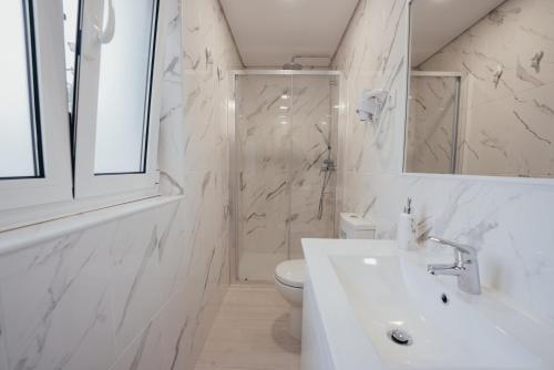 瓦莱迪坎布拉Cabanelas Country House - Casa do Luís的白色的浴室设有水槽和卫生间。